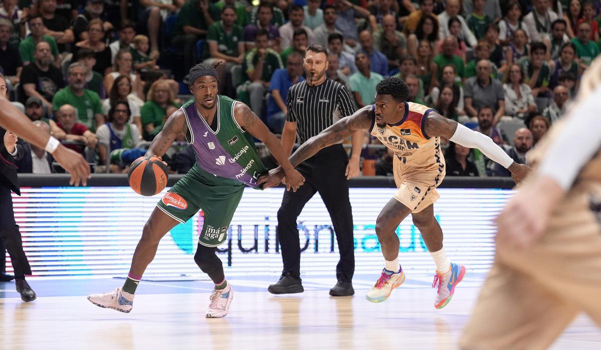 Dylan Ennis, ante Kendrick Perry, en el quinto partido de la semifinal de 2024.