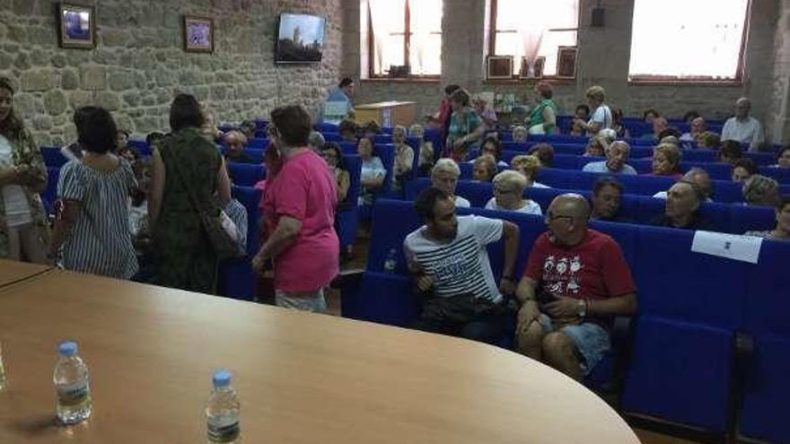 La conferencia de la ACCU en Fermoselle llena el salón municipal