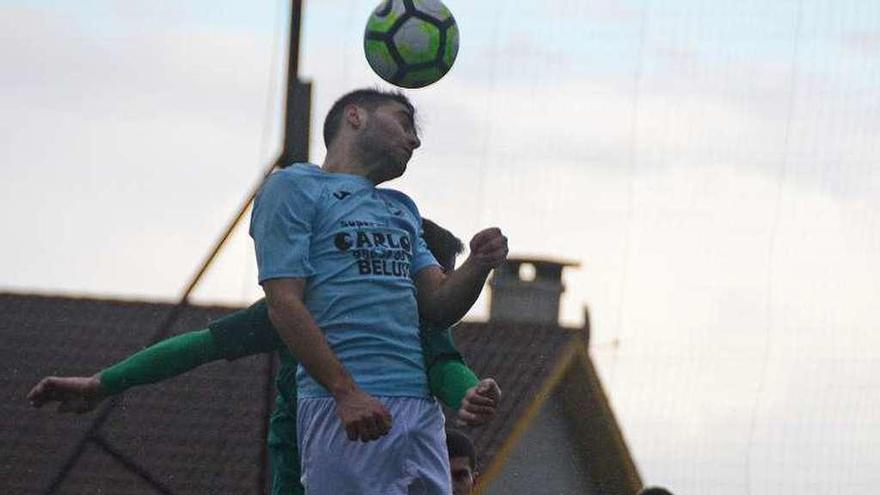 Un jugador del Beluso salta para disputar un balón aéreo. // G.Núñez