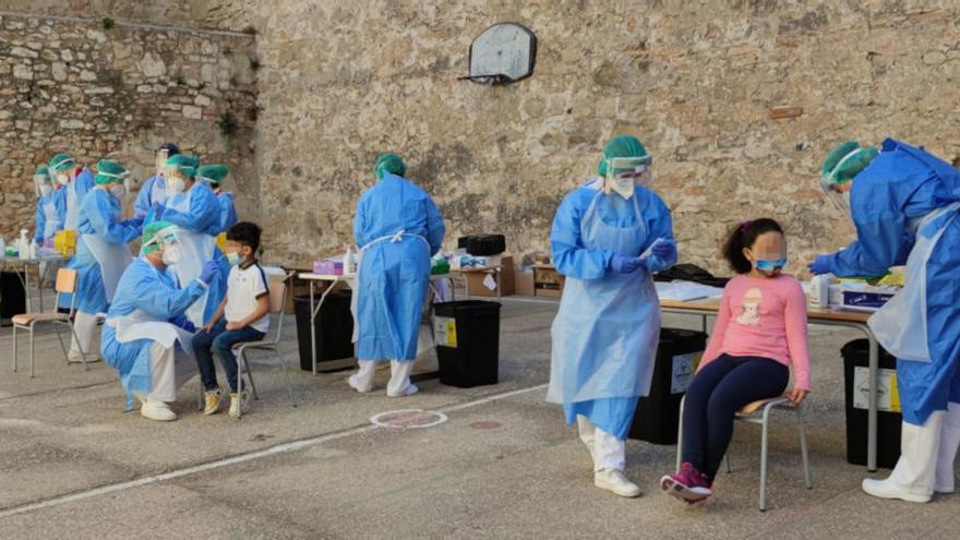 El pati de l&#039;escola Remolins de Tortosa durant proves PCR a alumnes.