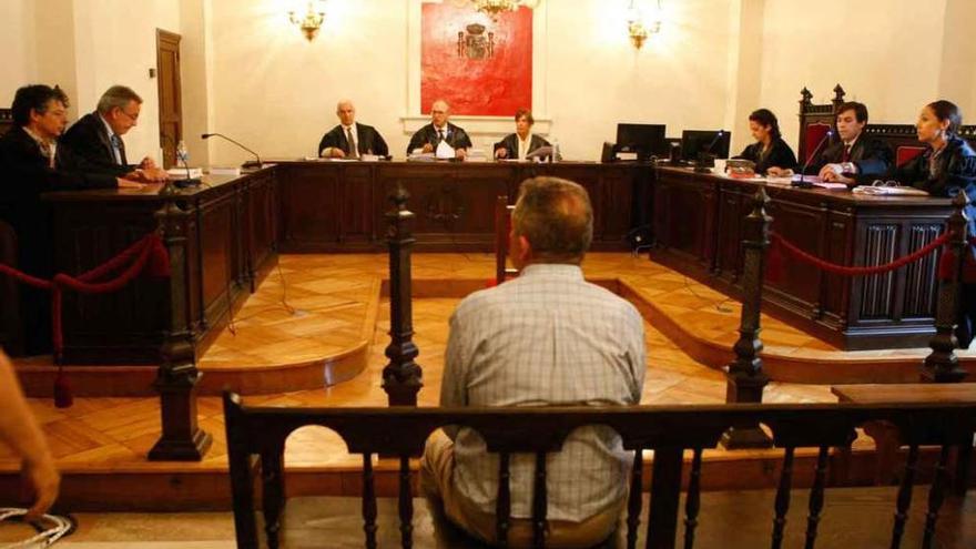 El acusado durante el inicio del juicio suspendido en la Audiencia Provincial.