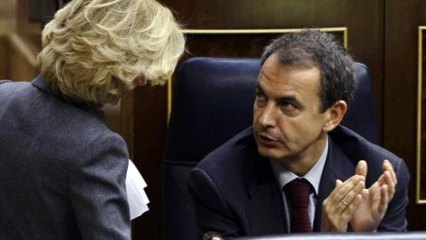 Zapatero aplaude mientras habla con Salgado.
