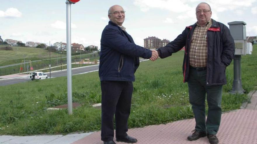 Por la izquierda, Juan Manuel González y Silas García, en febrero, tras la promesa del centro de salud.