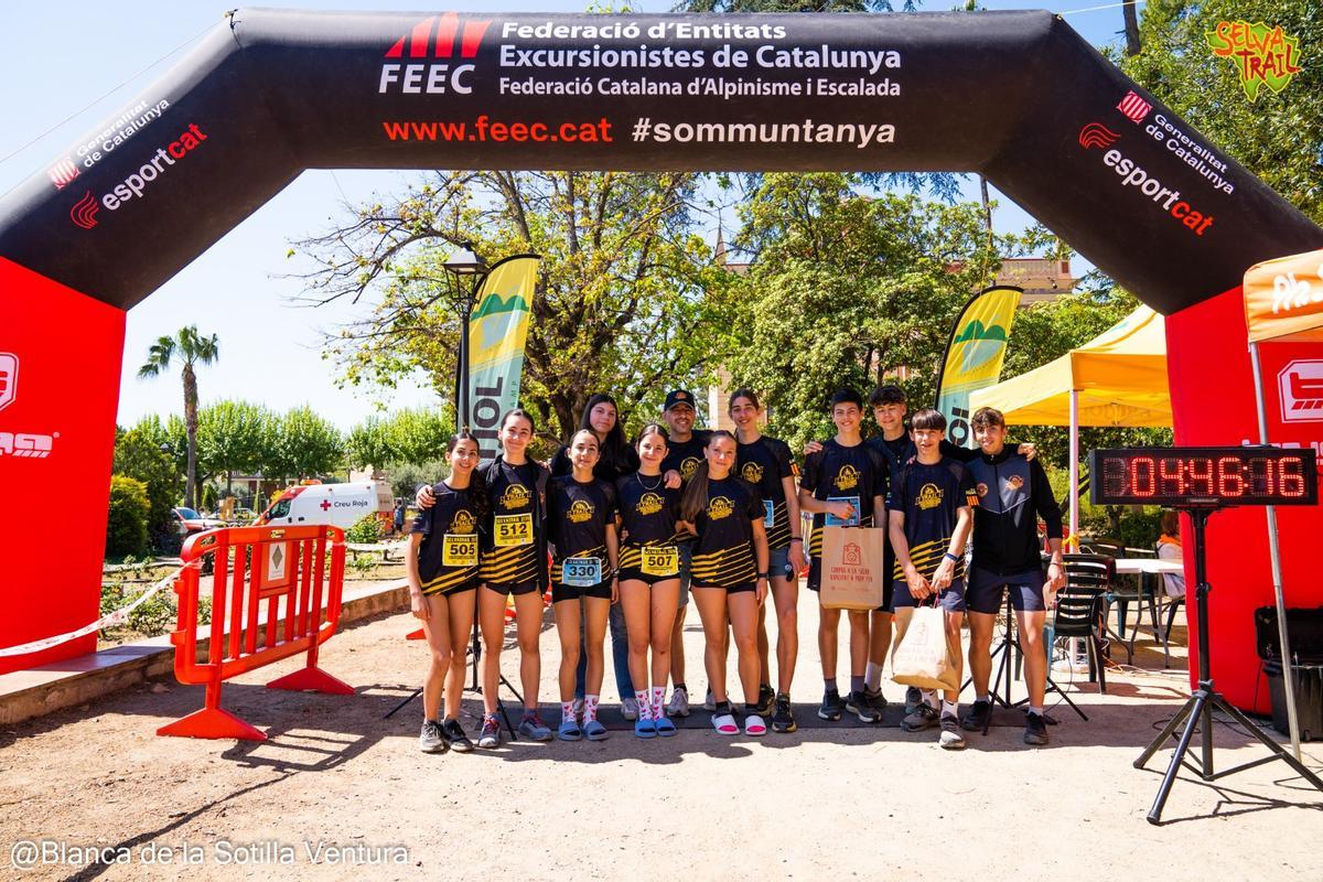 Esportistes del club i Èric Torres (al centre, al darrere), en una competició.