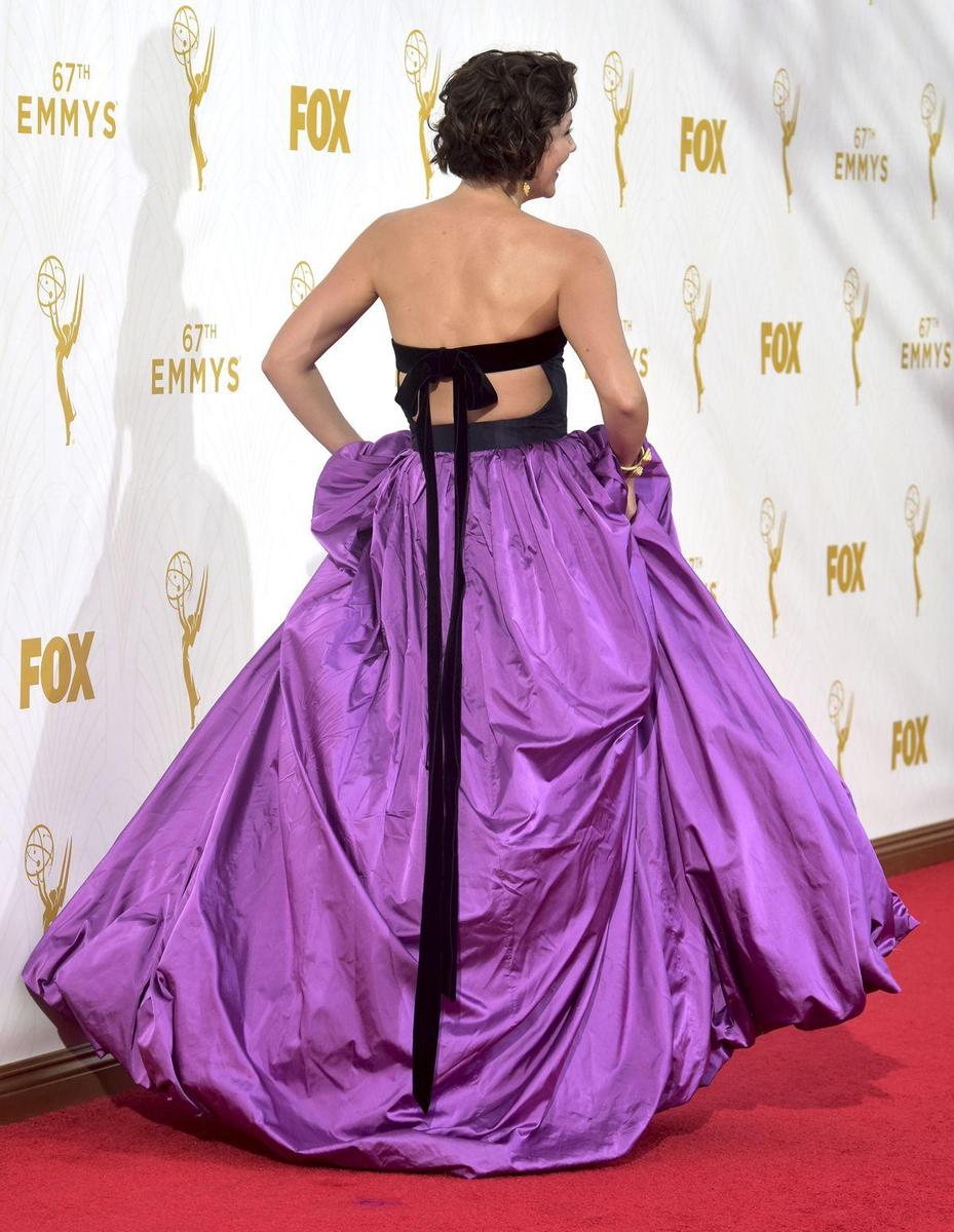 Emmy 2015: Maggie Gyllenhaal luce espalda con Oscar de la Renta