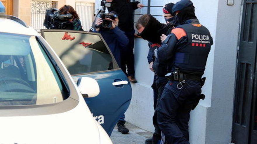 Un dels detinguts entrant al cotxe dels Mossos d&#039;Esquadr