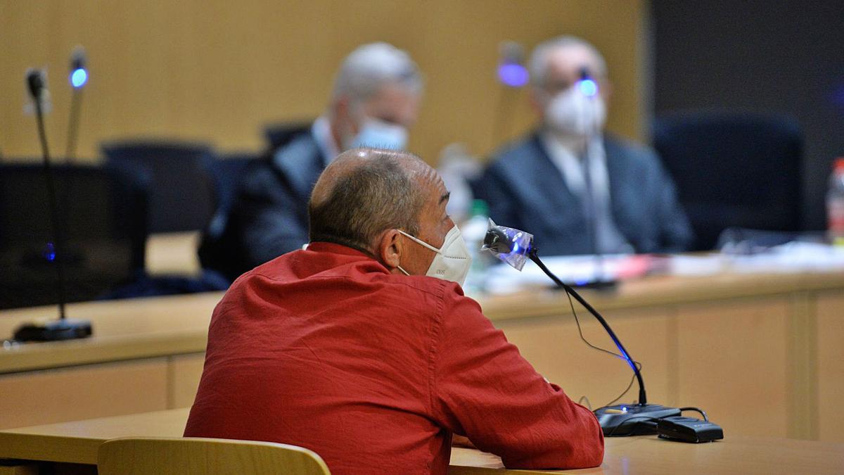 Salvador Capella, exdirector de la Autoridad Portuaria, ayer en el juicio por la contaminación supuestamente causada por el hundimiento del ‘Poong Lim 11’. | | JOSÉ CARLOS GUERRA