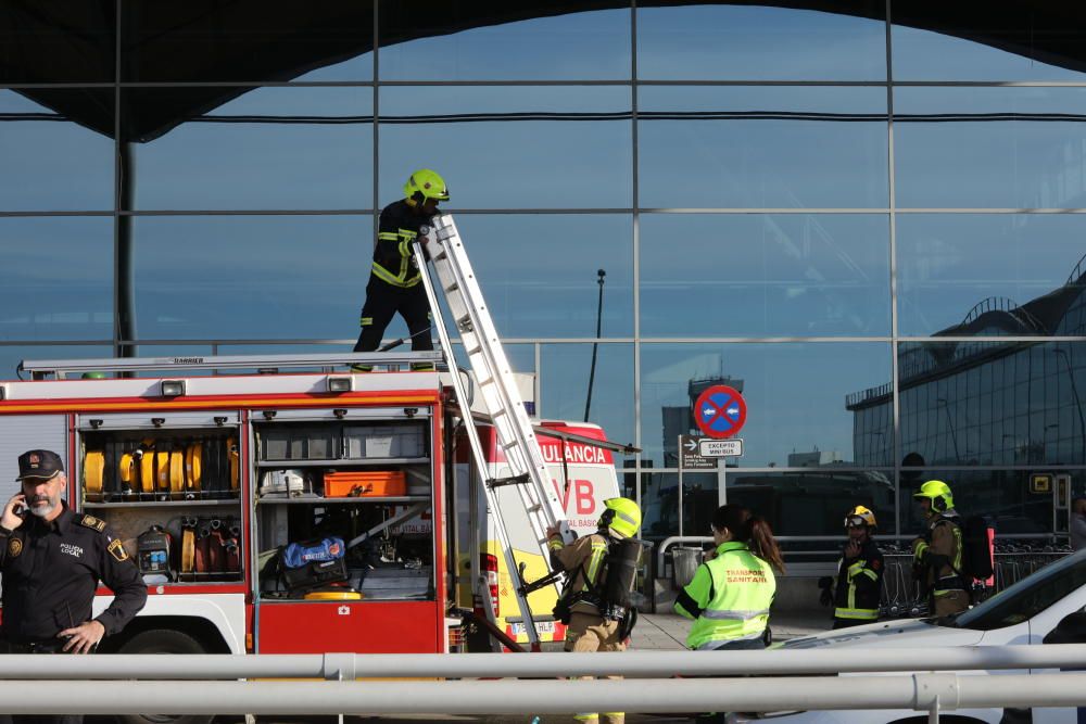 Los bomberos trabajando en la terminal