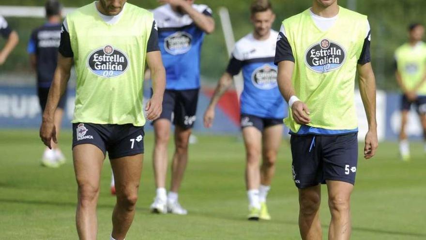 Lucas Pérez y Pedro Mosquera, dos de los fichajes estrella del verano pasado, durante un entrenamiento.