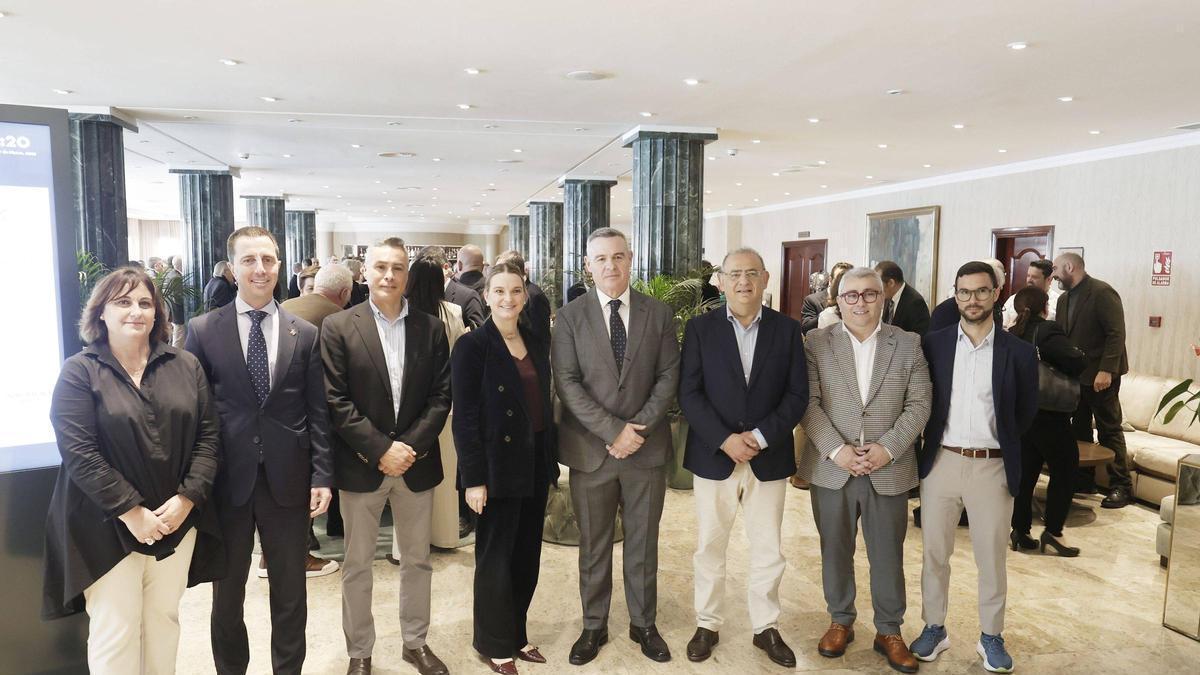 José Luis Santafé, con Antonia Estarellas, Llorenç Galmés, Ricardo Esteban, Marga Prohens, Alfonso Rodríguez, Virgilio Moreno y Rubén Castro.