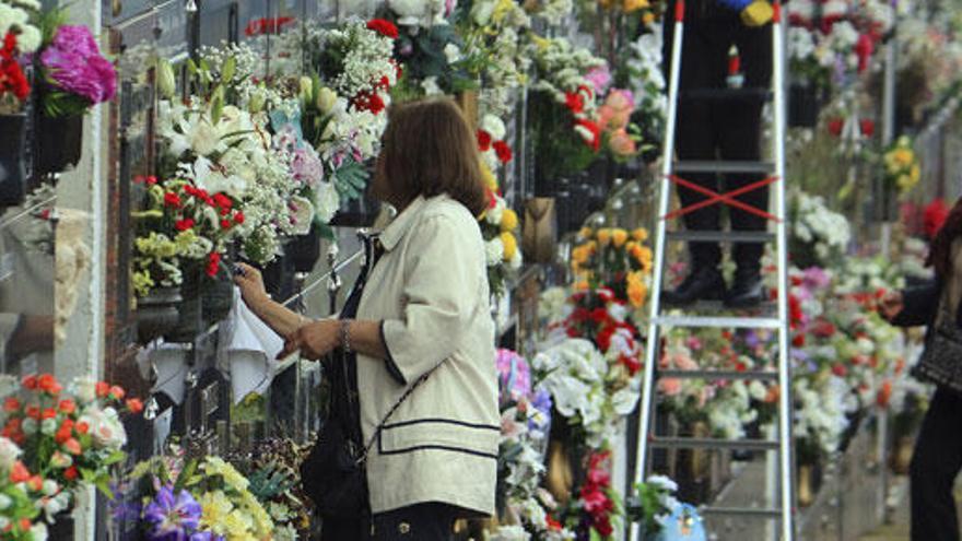 Una persona, en un cementerio este 1 de noviembre.