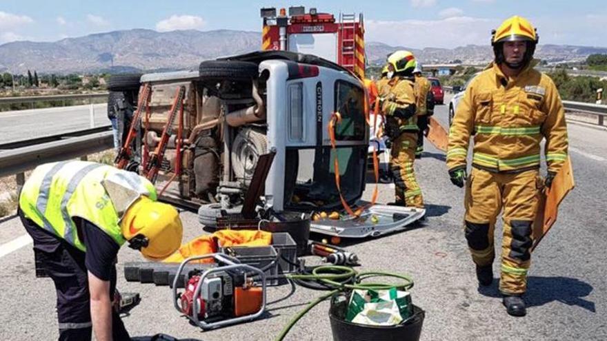 Un instante de la actuación de los bomberos del Parque Comarcal del Baix Vinalopó