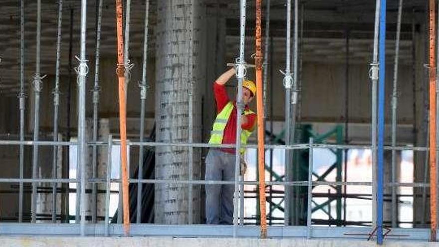 Un obrero trabaja en una nueva construcción. // Gustavo Santos