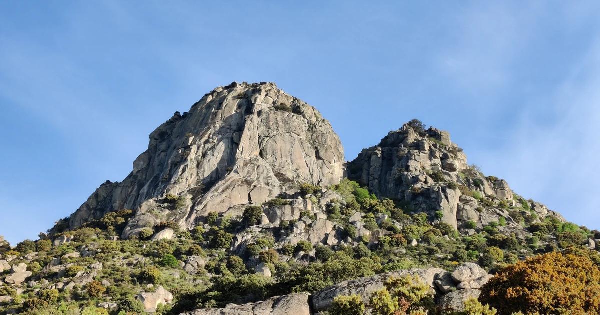 El Pico de la Miel es la cumbre más característica de la Sierra de La Cabrera y una de las favoritas de senderistas y escaladores de la Comunidad de Madrid