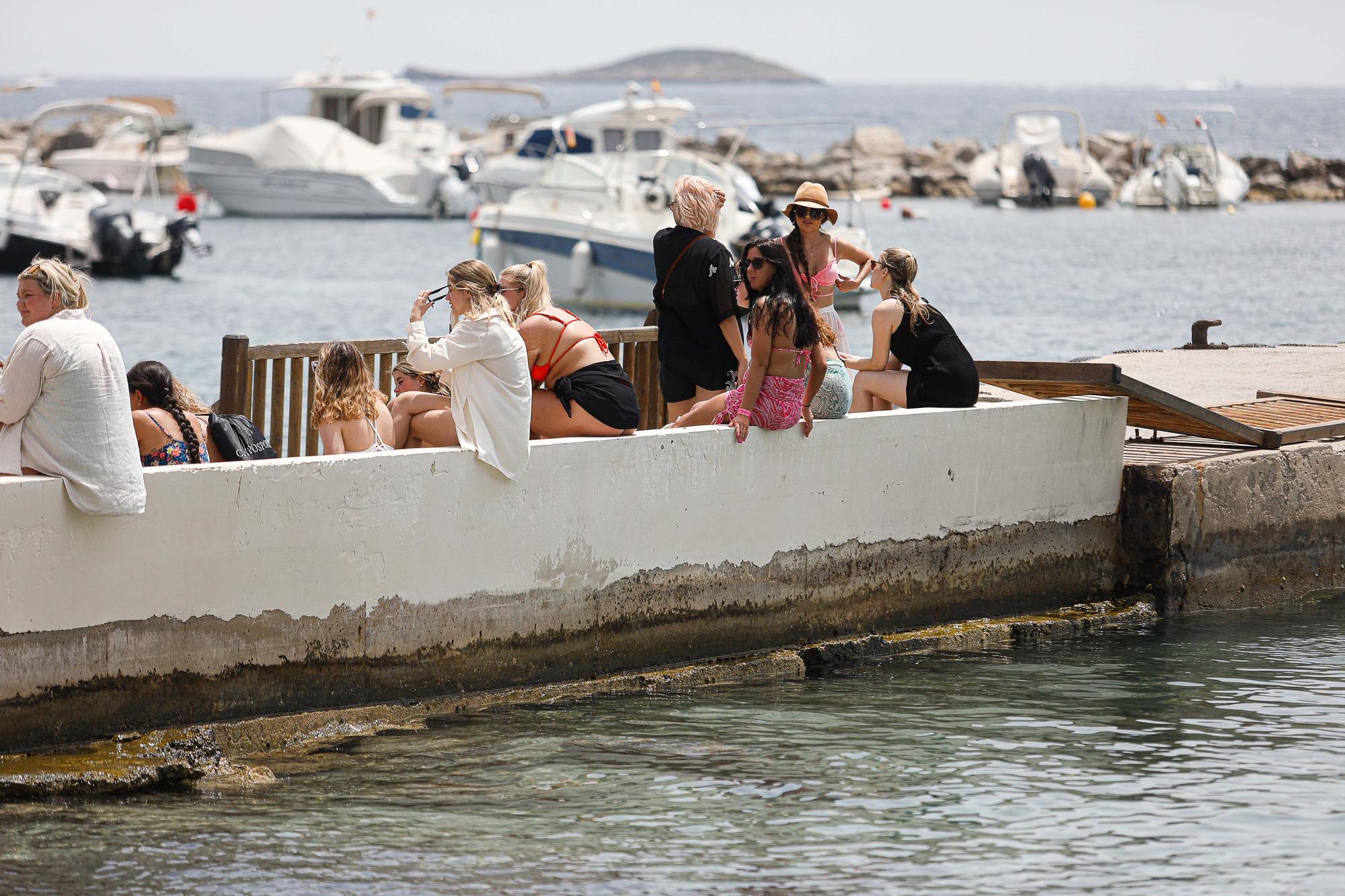 Los ‘party boats’ esquivan la ley contra el turismo de borrachera y sirven barra libre en Ibiza