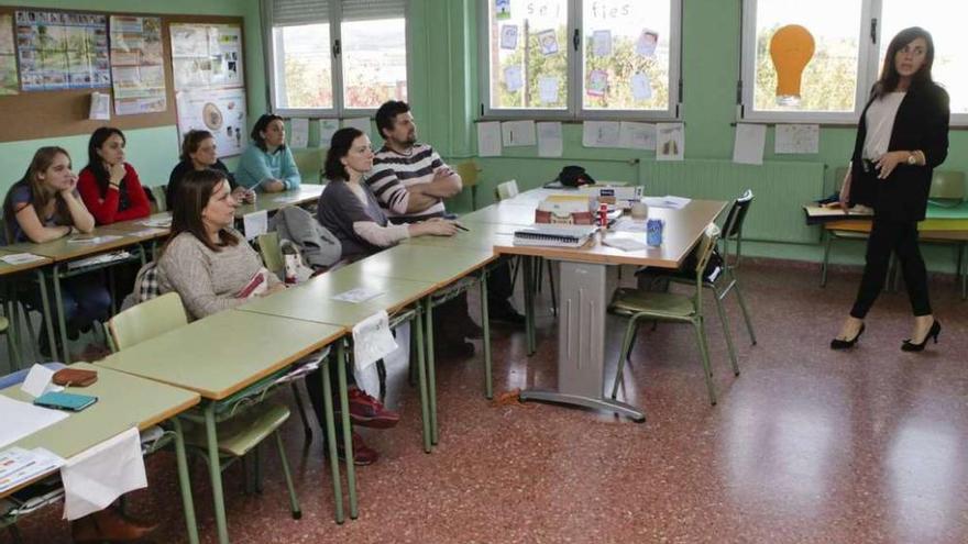 Laura Sánchez, a la derecha, se dirige a los padres de la Escuela Infantil de Tremañes.