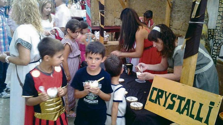 Varios niños merodean por los puestos del mercado romano.