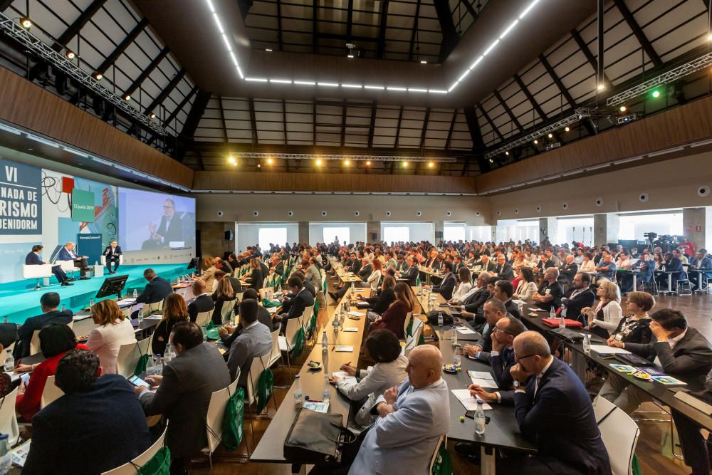 Más de 400 empresarios y directivos se dan cita en Benidorm para debatir sobre la marcha del sector en la sexta jornada sectorial organizada por las principales organizaciones de la Comunidad.