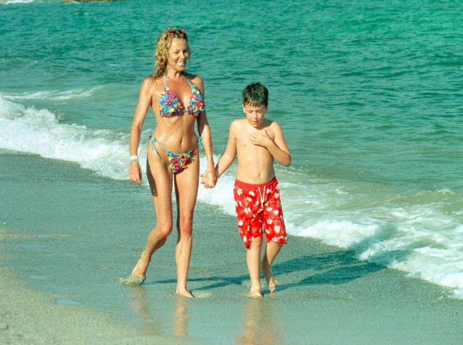 Ana Obregón y Álex Lequio en la playa.