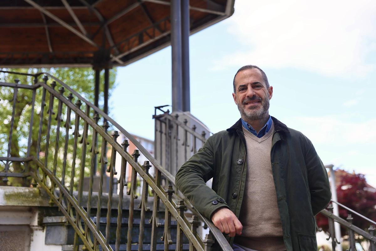 El alcalde sierense, en el quiosco de la música de Pola de Siero.