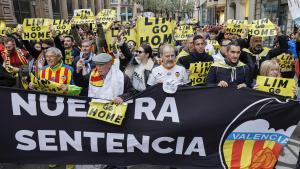 Manifestación contra la gestión de Peter Lim