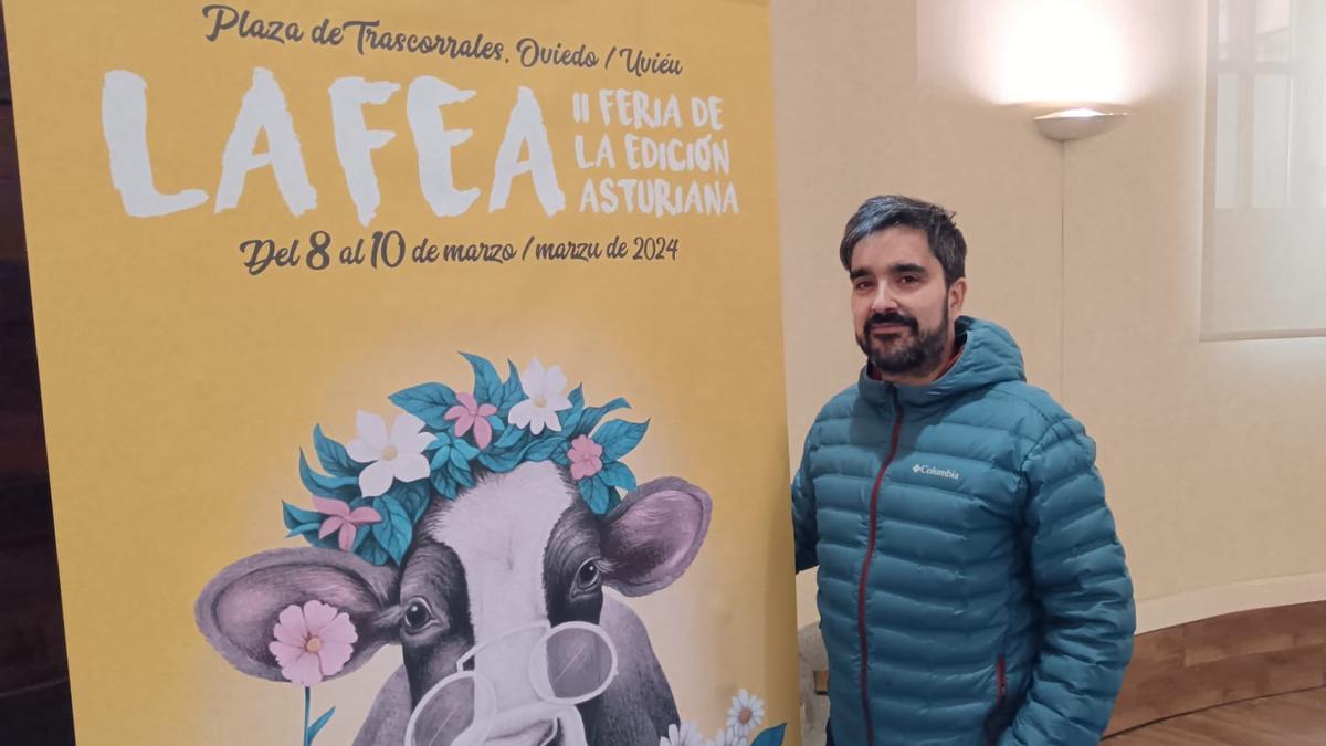 Daniel Álvarez Prendes, con el cartel de la segunda edición de la Feria de la Edición Asturiana (FEA)