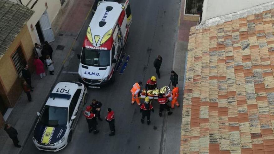 El equipo sanitario traslada al herido hasta el vehículo SAMU para llevarlo al Hospital Vega Baja.