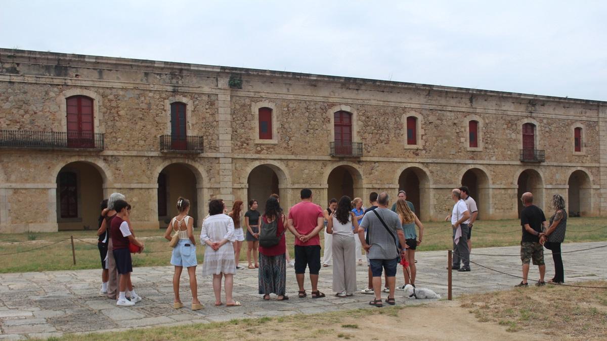 Visitants en el pati d'armes del castell de Sant Ferran de Figueres.