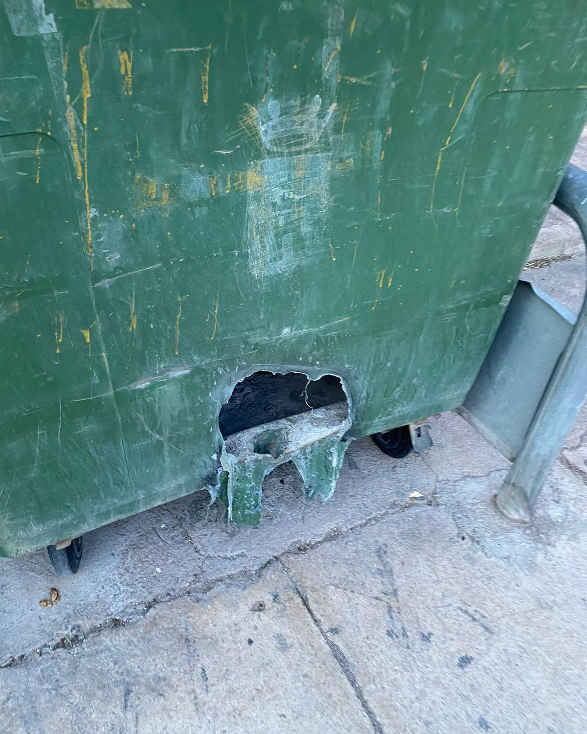 En los últimos días se han producido incendios en contenedores de Castellnovo debido al depósito de brasas procedentes de chimeneas.