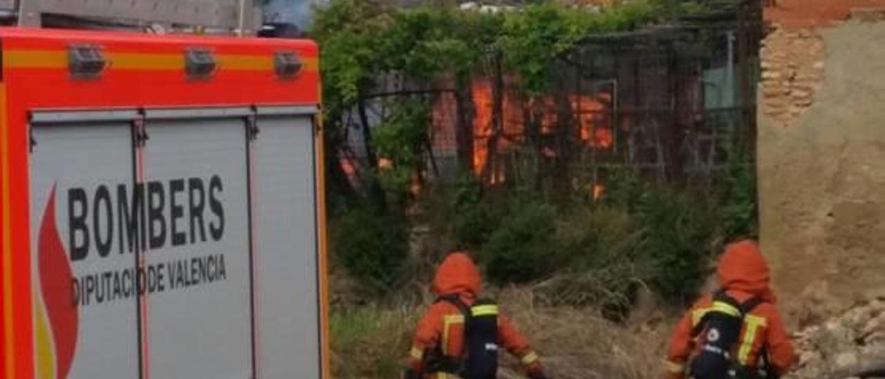 Un incendio quema en Massalavés un corral en el que se criaban animales