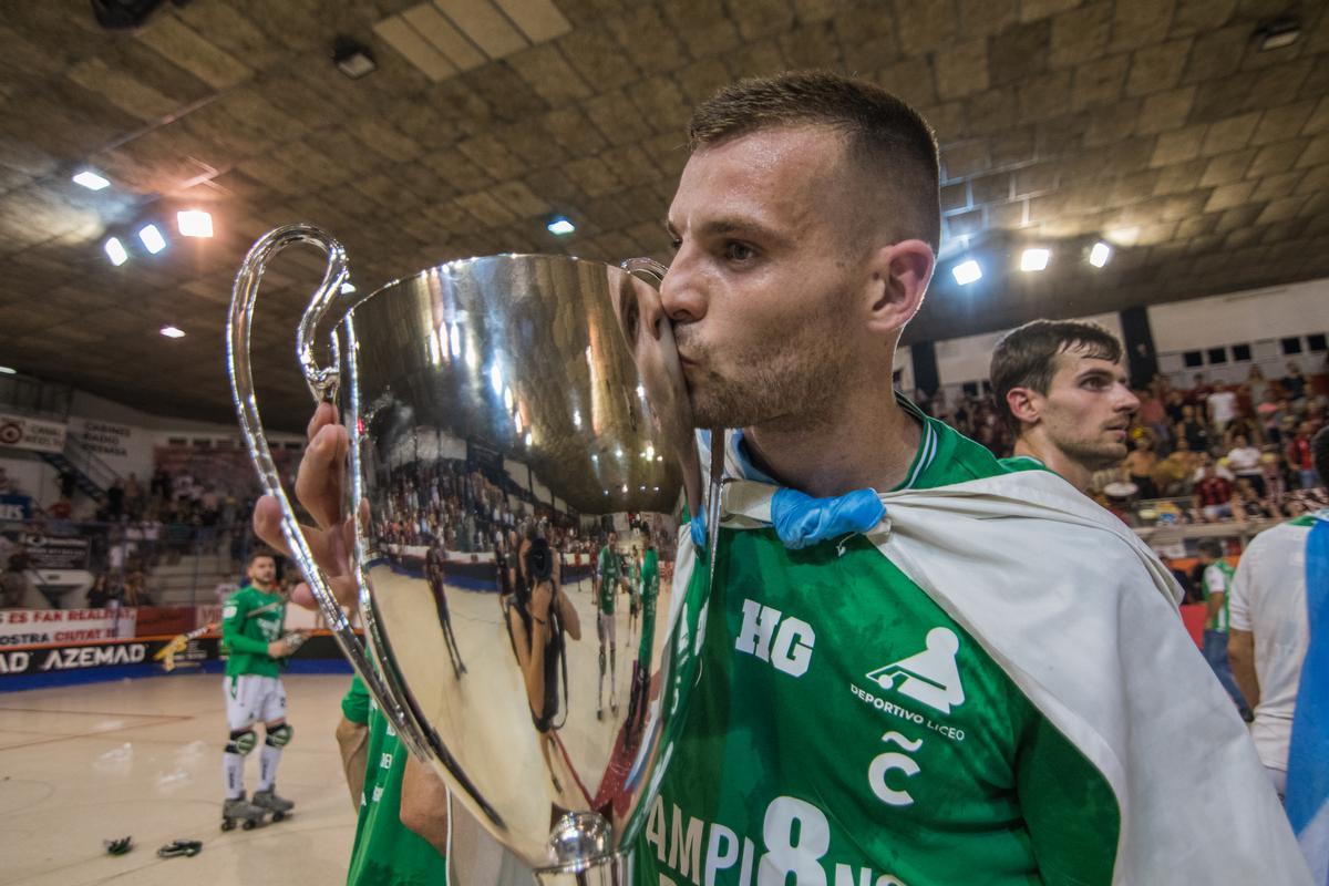 César Carballeira besa el trofeo de campeón de liga.