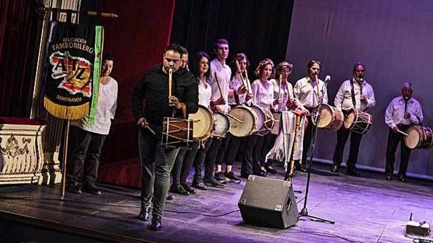 Actuación de la Asociación de Tamborileros Zamoranos en el Principal durante la presentación.