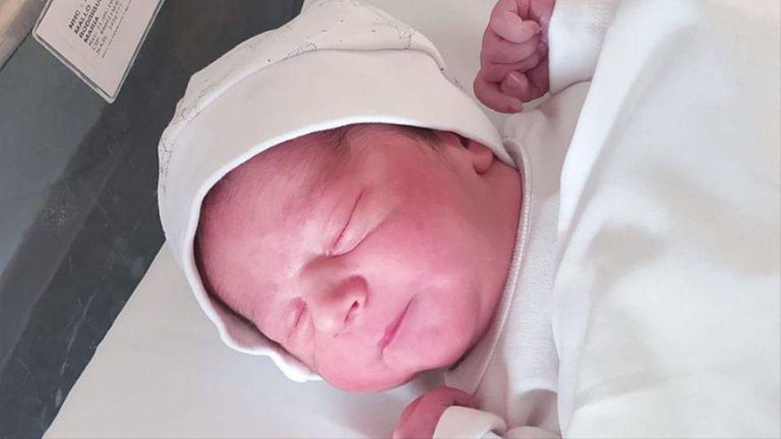 Iker de Teo, el primer bebé que nació en el 2022, a la una de la madrugada en el Hospital Clínico de Santiago