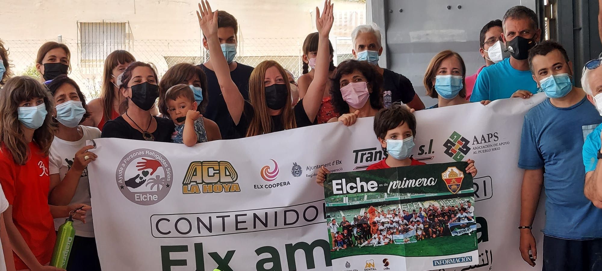 Así se carga desde Elche un contenedor solidario con destino a Siria