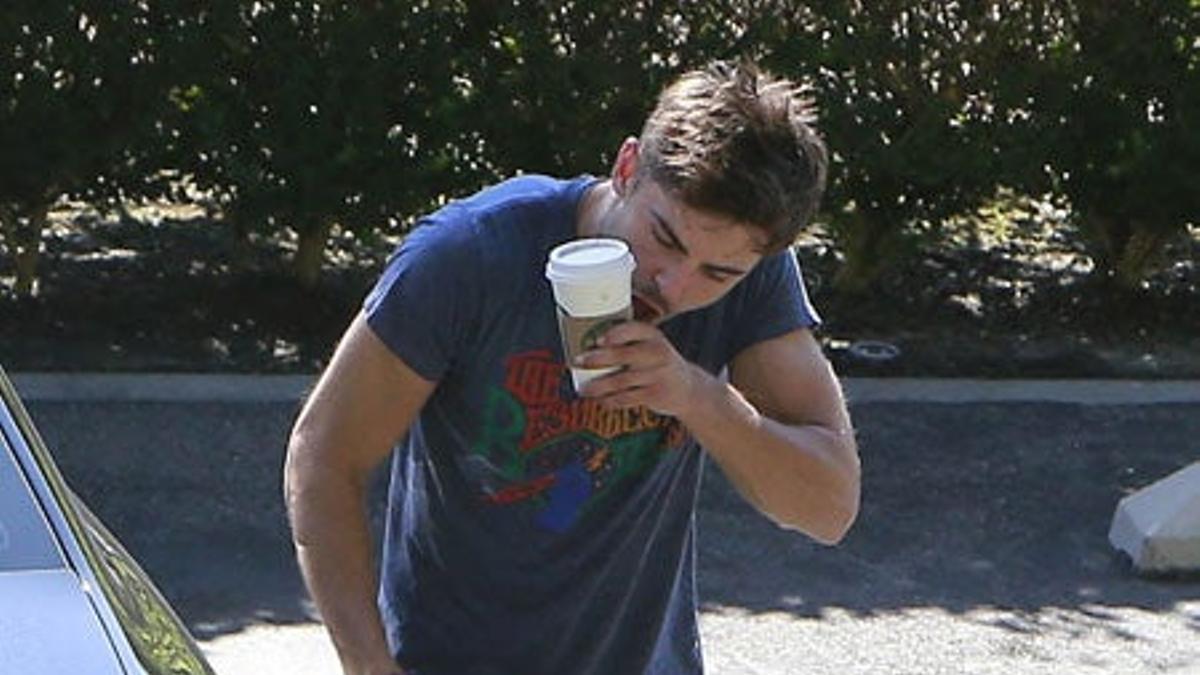 Zac Efron celebra el cumple con café y golf