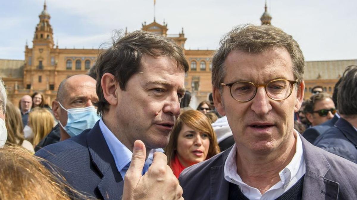 El nuevo líder del PP, Alberto Núñez Feijóo (d), y el presidente en funciones de la Junta de Castilla y León, Alfonso Fernández Mañueco (i).