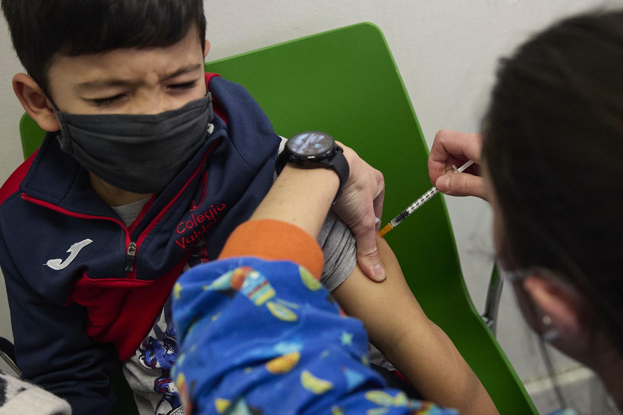 Un niño recibe una vacuna del coronavirus.