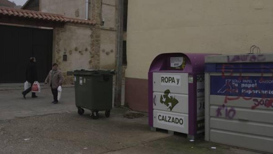 Uno de los contenedores de recogida de ropa y de calzado instalados en Villalpando.