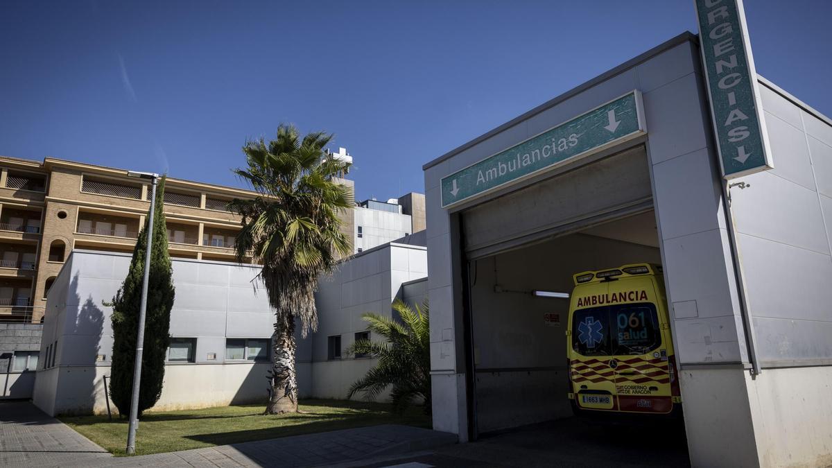Una ambulencia en las urgencias del hospital Royo Villanova de Zaragoza, en una imagen de archivo.