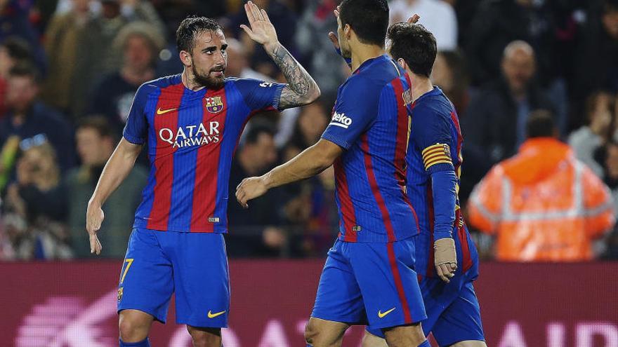 Paco Alcácer celebra el seu gol amb Messi i Suárez