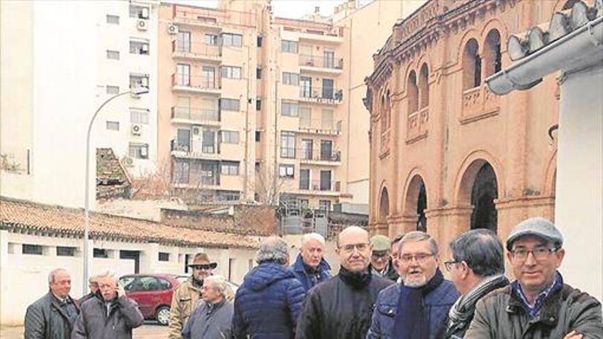 Colas en la plaza para adquirir los abonos de la Magdalena