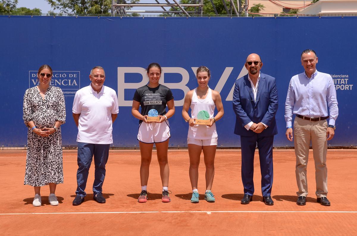 Entrega de trofeos tras la final Sub-16 en el BBVA Open Internacional Valencia