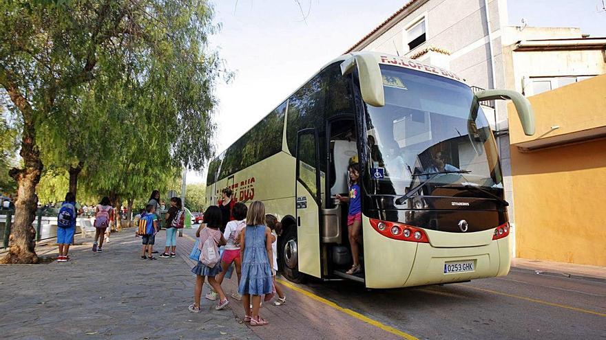 Imagen de archivo de un autobús escolar en la localidad de Alginet.