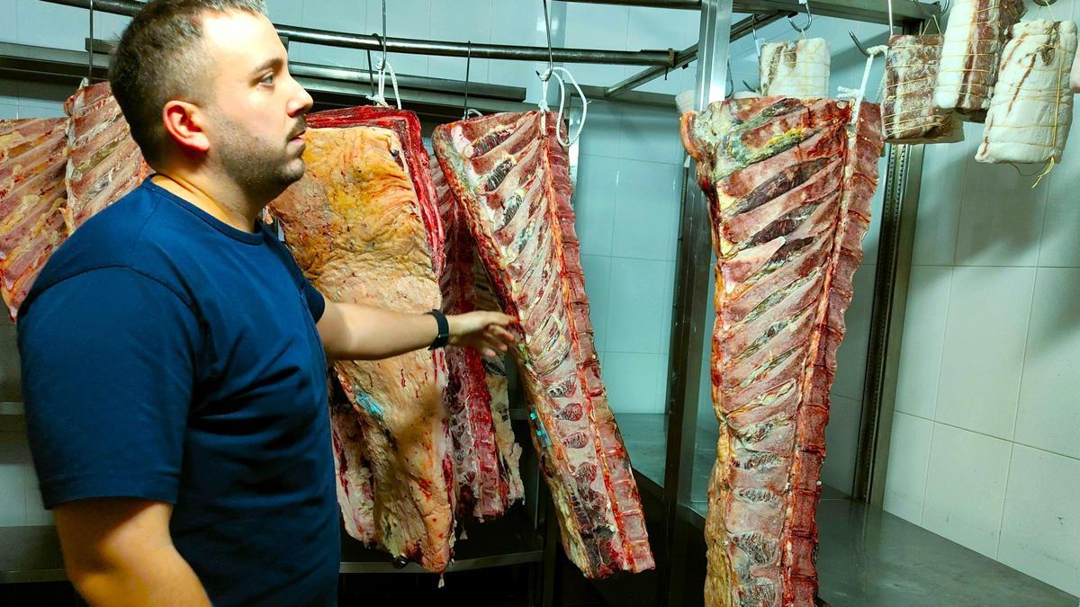Óscar Vidal, con canales de carne de vacuno en O'Pazo, Padrón.