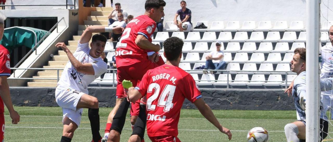 Gonzalo Pereira consiguiendo el gol de la victoria. | J.A.RIERA