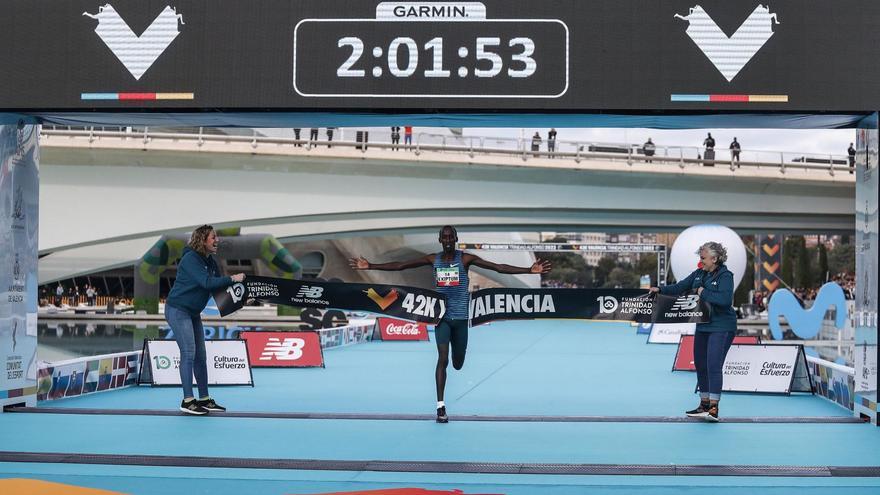 Beriso, vencedora, se
quedó a 54 segundos del
récord de Kosgei.  f.calabuig