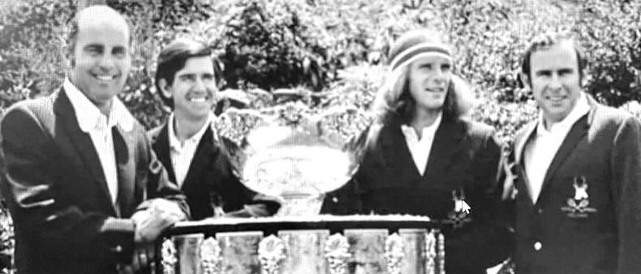 Los componentes el equipo sudafricano posan con la Copa Davis en 1974.