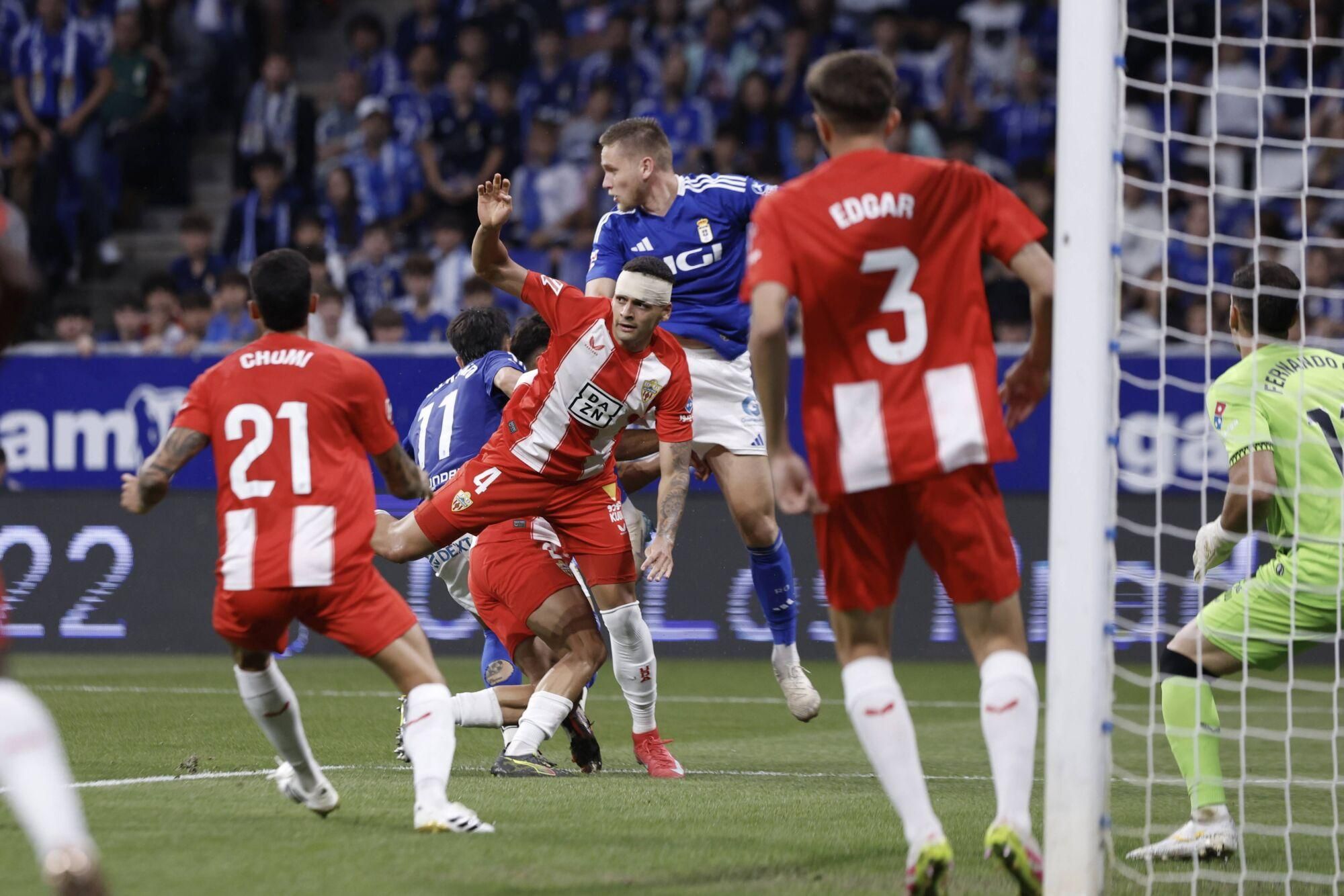 EN IMÁGENES: Ambientazo en la vuelta del play off entre Oviedo y Almería en el Carlos Tartiere