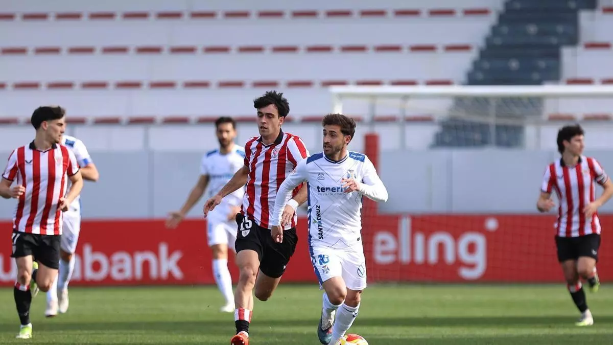 Un punto más cerca: el CD Tenerife suma en Lezama