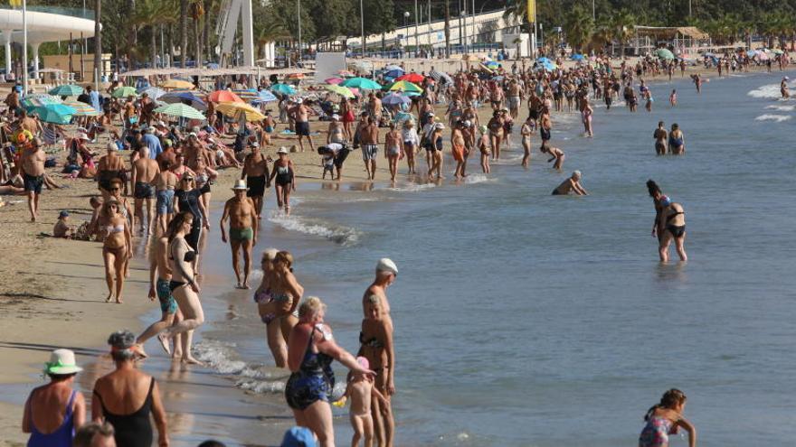 Playa del Postiguet, llena de bañistas